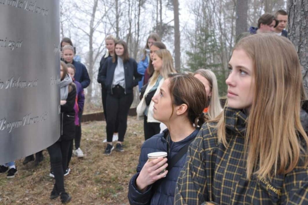 Ingen navn kommer først eller sist på minnemerket over de drepte. Linnea Svinndal (til h), Sara Aspaas Friling og medelever fra Ringerike folkehøyskole. Foto: Arnsten Linstad Ingen navn kommer først eller sist på minnemerket over de drepte. Linnea Svinndal (til h), Sara Aspaas Friling og medelever fra Ringerike folkehøyskole. Foto: Arnsten Linstad