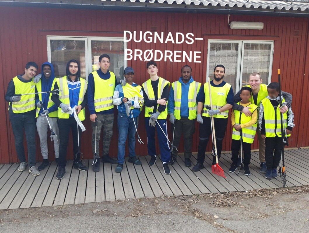 Bak ytterst til høyre står Nickolai Bev, som sammen med Usman Habib organiserte søppelplukking og rydding 1. påskedag på Bjørndal. Foto: Usman Habib Bak ytterst til høyre står Nickolai Bev, som sammen med Usman Habib organiserte søppelplukking og rydding 1. påskedag på Bjørndal. Foto: Usman Habib