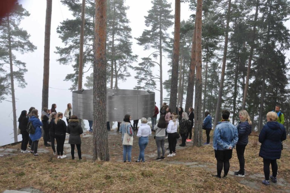 Elever fra Ringerike folkehøyskole ved minnesmerke på Utøya. Foto: Arnsten Linstad