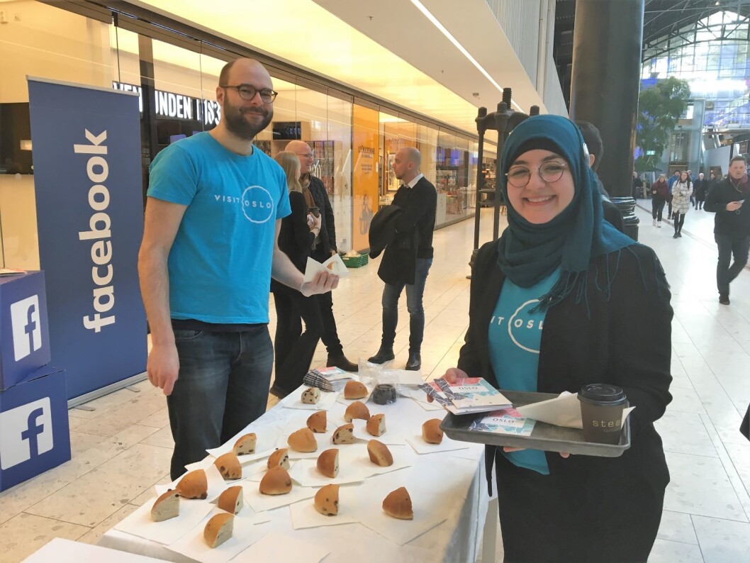 Bernhard Probst og Sakina Benmalek serverer boller, kaffe og byguide til menneskene som går gjennom Østbanehallen på Oslo S. Foto: Vegard Velle Bernhard Probst og Sakina Benmalek serverer boller, kaffe og byguide til menneskene som går gjennom Østbanehallen på Oslo S. Foto: Vegard Velle