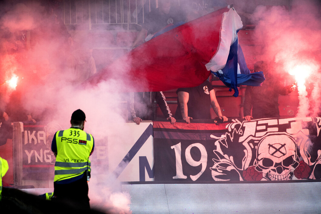 Vålerengafans med ulovlige pyroeffekter på Brann stadion. NFFs regler slår fast at bortelagets supportere ikke kan bruke bluss og andre pyroeffekter. Foto: Marit Hommedal / NTB scanpix Vålerengafans med ulovlige pyroeffekter på Brann stadion. NFFs regler slår fast at bortelagets supportere ikke kan bruke bluss og andre pyroeffekter. Foto: Marit Hommedal / NTB scanpix