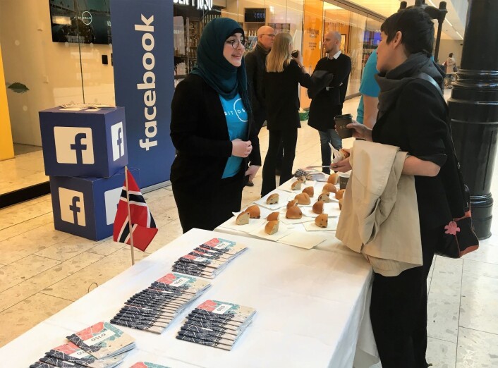Sakina Benmalek fra VisitOSLO forteller om byguiden som skal hjelpe folk å finne nye steder og aktiviteter i byen. Foto: Vegard Velle Sakina Benmalek fra VisitOSLO forteller om byguiden som skal hjelpe folk å finne nye steder og aktiviteter i byen. Foto: Vegard Velle