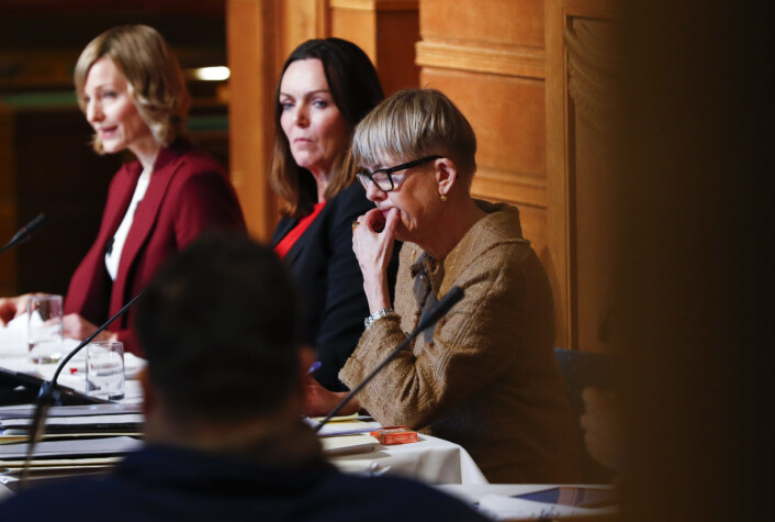 Skolebyråd Inga Marte Thorkildsen (SV), fungerende skoledirektør Kari Andreassen og tidligere skoledirektør Astrid Søgnen møtte i høring i rådhuset etter at sistnevnte ble presset til å forlate jobben som øverste sjef for osloskolen. Foto: Heiko Junge / NTB scanpix Skolebyråd Inga Marte Thorkildsen (SV), fungerende skoledirektør Kari Andreassen og tidligere skoledirektør Astrid Søgnen møtte i høring i rådhuset etter at sistnevnte ble presset til å forlate jobben som øverste sjef for osloskolen. Foto: Heiko Junge / NTB scanpix