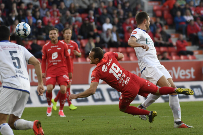 Branns Veton Berisha på visitt i VIF-forsvaret. 1-1 kampen ble ikke den festforestillingen mange ønsket seg. Foto: Marit Hommedal / NTB scanpix Branns Veton Berisha på visitt i VIF-forsvaret. 1-1 kampen ble ikke den festforestillingen mange ønsket seg. Foto: Marit Hommedal / NTB scanpix