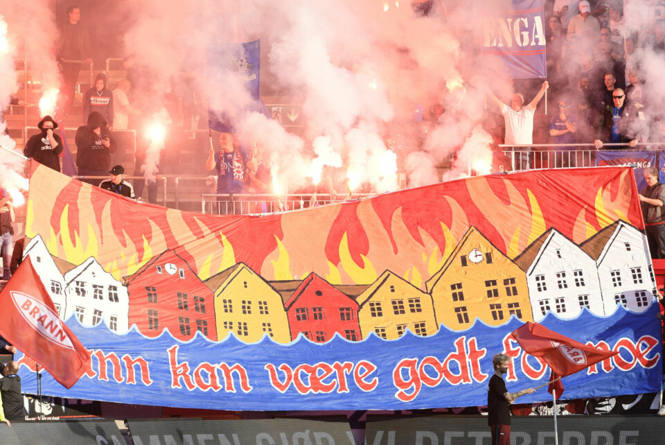 Vålerengafansen med syrlig banner om Bergen og Brann. Bak banneret er tifo, såkalte pyroeffekter, som kun hjemmelagets tilhengere kan bruke, ifølge NFFs regler. Foto: Marit Hommedal / NTB scanpix