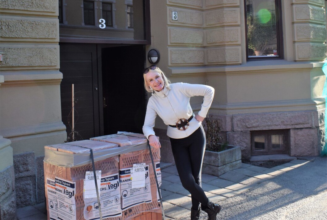 Marit Bakke og naboene i Odins gate 3 gleder seg til å komme i gang med restaurering av den flotte, men slitte bygården fra 1890-tallet. Foto: Lars Erik Haugen / Murbyen Oslo Marit Bakke og naboene i Odins gate 3 gleder seg til å komme i gang med restaurering av den flotte, men slitte bygården fra 1890-tallet. Foto: Lars Erik Haugen / Murbyen Oslo