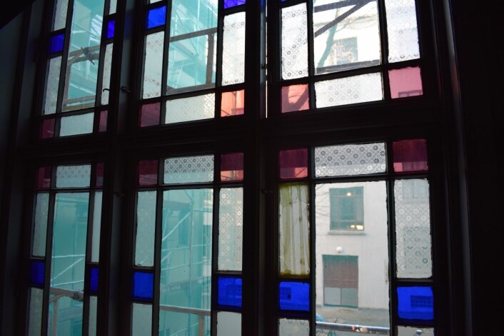 Nå blir de gamle vinduene med farget glass satt i stand og gjennvinner sin fordums prakt. Foto: Lars Erik Haugen / Murbyen Oslo Nå blir de gamle vinduene med farget glass satt i stand og gjennvinner sin fordums prakt. Foto: Lars Erik Haugen / Murbyen Oslo