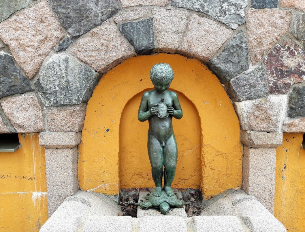 Gutten og skilpadden trenger snart ikke vente på vann lenger. Foto: Anders Høilund Gutten og skilpadden trenger snart ikke vente på vann lenger. Foto: Anders Høilund
