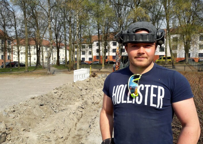 Gravmaskinfører Joakim Gundersen mener bestemt at vannet i fontenen i Torshovparken vil være på plass til 17. mai. Foto: Anders Høilund Gravmaskinfører Joakim Gundersen mener bestemt at vannet i fontenen i Torshovparken vil være på plass til 17. mai. Foto: Anders Høilund