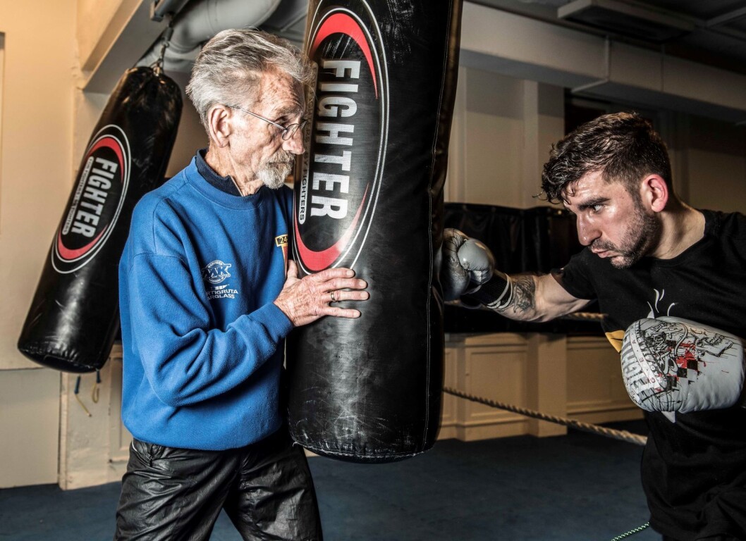 Syvende far i huset: Birger «Biggen» Olsen (87) har vært her siden 1952 og er i Sportsklubben av 1909s lokaler ennå. Her sørger han for at Amir Bahrami får kjørt seg. Foto: Erik Berglund Syvende far i huset: Birger «Biggen» Olsen (87) har vært her siden 1952 og er i Sportsklubben av 1909s lokaler ennå. Her sørger han for at Amir Bahrami får kjørt seg. Foto: Erik Berglund