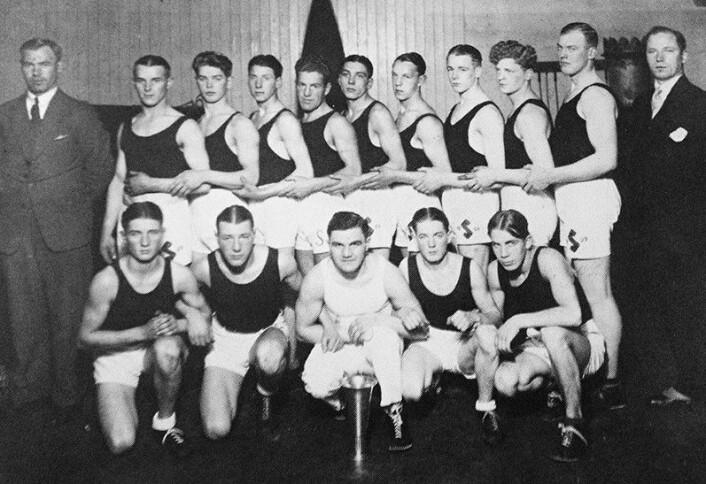 Sportsklubben 09 anno 1933: De ble kalt «motelaget» fordi bokserne anla kelnersveis, her foran et boksestevne mot et tysk lag. Bak til venstre er datidens formann Osvald Brubak. Om bildet den gang, ble det skrevet «Bokserne trener nå tre ganger i uka på loftet over Moens garage i Grønlandsleiret 61, etter i mange år ha trent i annen etasje over Restaurant Olympen». Sportsklubben 09 anno 1933: De ble kalt «motelaget» fordi bokserne anla kelnersveis, her foran et boksestevne mot et tysk lag. Bak til venstre er datidens formann Osvald Brubak. Om bildet den gang, ble det skrevet «Bokserne trener nå tre ganger i uka på loftet over Moens garage i Grønlandsleiret 61, etter i mange år ha trent i annen etasje over Restaurant Olympen».