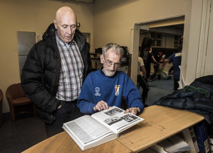 Blar i historien: Birger og boksekollega Svein Riiser fra naboklubben Ørnulf blar i boka «Klar ... Boks!»., en bok som feiret 100 år med boksing i Norge. Birger er selvsagt nevnt i flere kapitler. Foto: Erik Berglund Blar i historien: Birger og boksekollega Svein Riiser fra naboklubben Ørnulf blar i boka «Klar ... Boks!»., en bok som feiret 100 år med boksing i Norge. Birger er selvsagt nevnt i flere kapitler. Foto: Erik Berglund