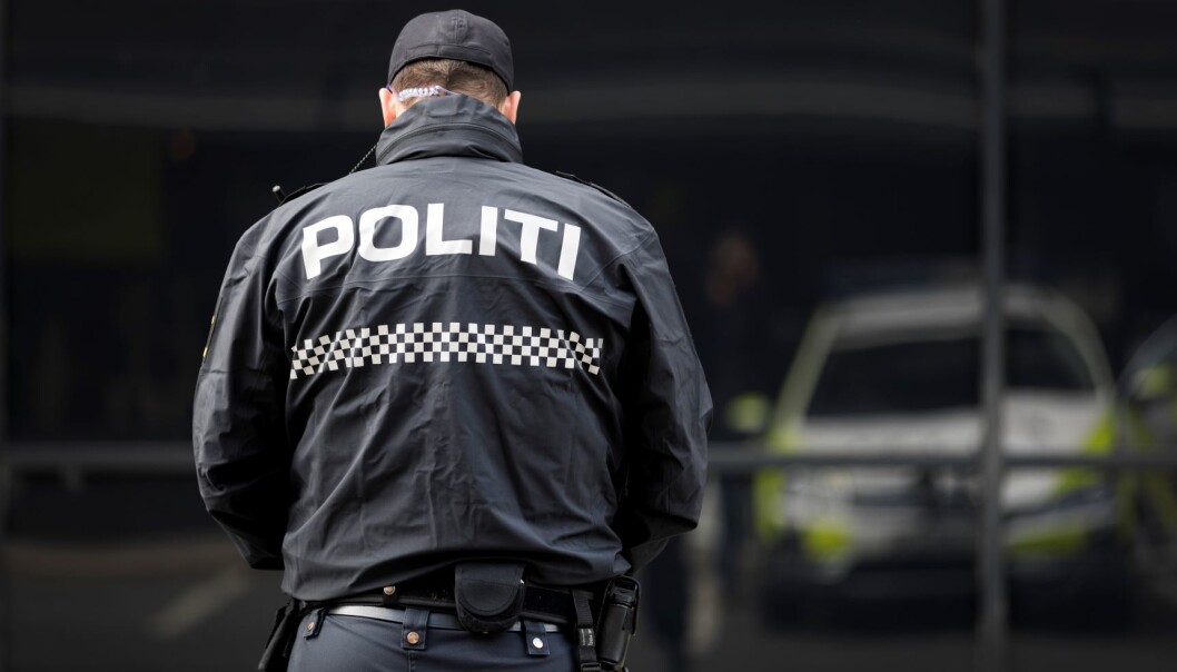 Politiet ilegger nå bøter når folk fester i større grupper innvendig. Politiet ilegger nå bøter når folk fester i større grupper innvendig.