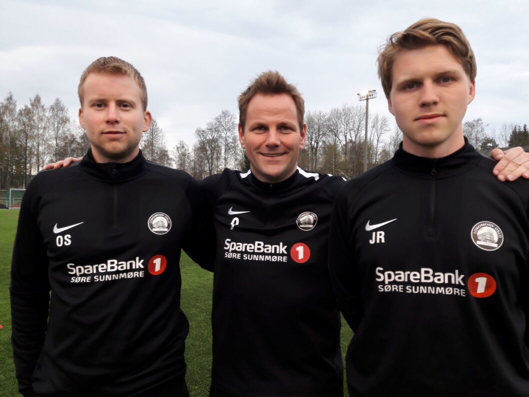 Sportslig leder i Lokomotiv Oslo, Arthur Garnes, presenterer årets trenere, ferskingene Oddbjørn Sindland (t.v) og Jørgen Reikerås (t,h) Foto: Anders Høilund Sportslig leder i Lokomotiv Oslo, Arthur Garnes, presenterer årets trenere, ferskingene Oddbjørn Sindland (t.v) og Jørgen Reikerås (t,h) Foto: Anders Høilund