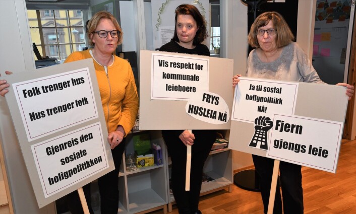 Leder for LO i Oslo Ingunn Gjerstad (t.v), Leieboerforeningens Anne-Rita Andal, og boligaksjonist Solfrid D. Hansen står sammen om å løfte boligpolitikk fram under årets 1.mai-tog i Oslo. Foto: Christian Boger Leder for LO i Oslo Ingunn Gjerstad (t.v), Leieboerforeningens Anne-Rita Andal, og boligaksjonist Solfrid D. Hansen står sammen om å løfte boligpolitikk fram under årets 1.mai-tog i Oslo. Foto: Christian Boger
