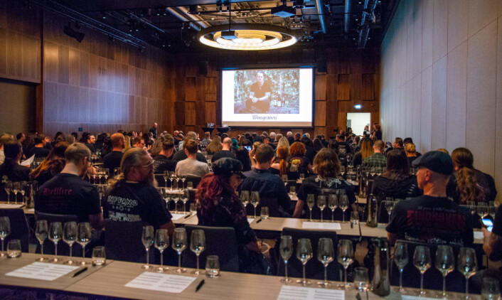 Sigurd Wongraven fra Satyricon har fått en vin oppkalt etter seg og kjørte vinkurs på Infernofestivalen. Foto: Terje Ottesen / Inferno Metal Festival Sigurd Wongraven fra Satyricon har fått en vin oppkalt etter seg og kjørte vinkurs på Infernofestivalen. Foto: Terje Ottesen / Inferno Metal Festival