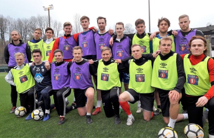 Bak fra venstre: Vegard Hellebust, Mika Mykkeltvedt, Henrik Elvevold, Adrian Nyland Ørsahl, Jonas Njerve, Sølve Dahlin Sæter, Sander Djupvik, Ola Rognebakke, Ole-Johan Skrede, Peder (prøvespiller).<br />Foran fra venstre: Mathias Nordby Sørensen, Sivert Pieroth, Joakim Fuglår, Jørgen Birkeland, Olav Kildal, Kjetil Steinsvik Paulsen, Jon Jæger, Iver Ukkestad. Foto: Anders Høilund Bak fra venstre: Vegard Hellebust, Mika Mykkeltvedt, Henrik Elvevold, Adrian Nyland Ørsahl, Jonas Njerve, Sølve Dahlin Sæter, Sander Djupvik, Ola Rognebakke, Ole-Johan Skrede, Peder (prøvespiller).<br />Foran fra venstre: Mathias Nordby Sørensen, Sivert Pieroth, Joakim Fuglår, Jørgen Birkeland, Olav Kildal, Kjetil Steinsvik Paulsen, Jon Jæger, Iver Ukkestad. Foto: Anders Høilund