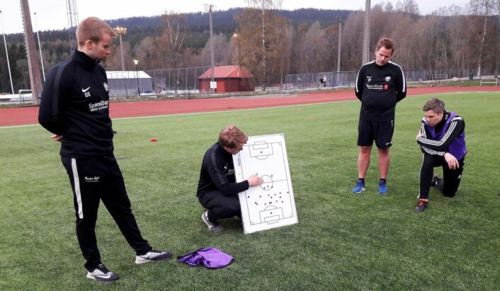 Trener Jørgen Reikerås forklarer for spillergruppa hvordan Vålerenga 2 skal slås. Foto: Anders Høilund
