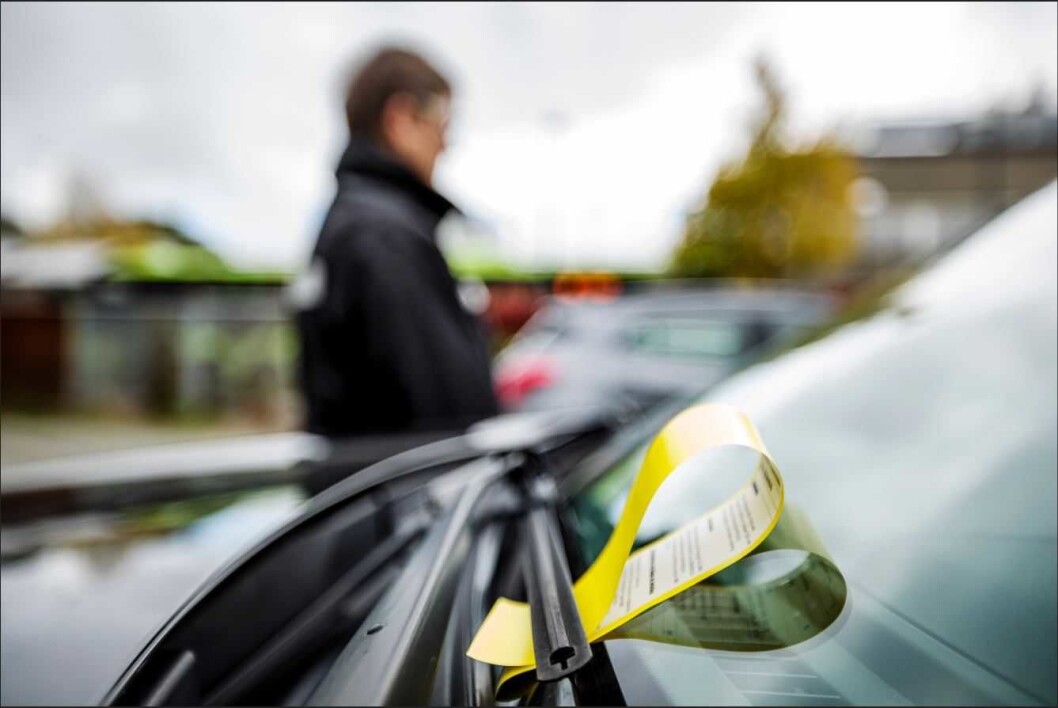 De to mennene gikk til angrep på parkeringsvakten, som ble sykmeldt etter episoden. Foto: KS bedrift De to mennene gikk til angrep på parkeringsvakten, som ble sykmeldt etter episoden. Foto: KS bedrift