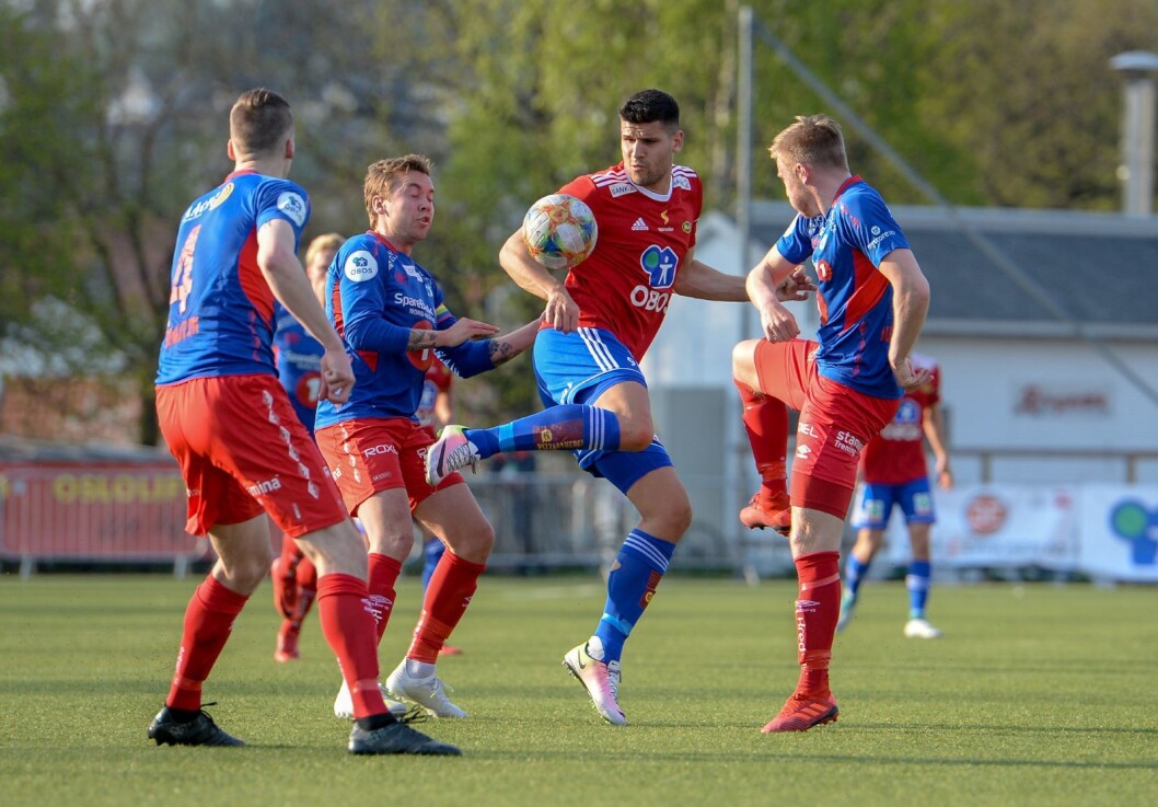 David Tavakoli har allerede satt seg i respekt i OBOS-ligaen. Her forsøker tre Tromsdalen-spillere å få has på Skeid-spissen. Foto: Anders Vindegg David Tavakoli har allerede satt seg i respekt i OBOS-ligaen. Her forsøker tre Tromsdalen-spillere å få has på Skeid-spissen. Foto: Anders Vindegg