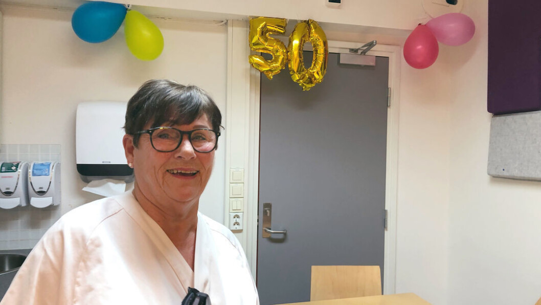 Kjellfrid Sunde har lært opp sikkert tusen sykepleiere i løpet av karrieren. – Vi er mange som har mye å takke Kjellfrid for, sier kollega Pål Hansen. Foto: Ann-Kristin B. Helmers Kjellfrid Sunde har lært opp sikkert tusen sykepleiere i løpet av karrieren. – Vi er mange som har mye å takke Kjellfrid for, sier kollega Pål Hansen. Foto: Ann-Kristin B. Helmers