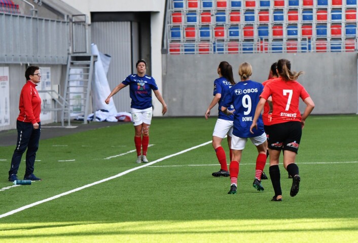 Vålerenga-trener Monica Knudsen var ikke helt fornøyd med spillerne sine. Stadig var hun ute på sidelinja for å gi sine instrukser. Foto: Christian Boger Vålerenga-trener Monica Knudsen var ikke helt fornøyd med spillerne sine. Stadig var hun ute på sidelinja for å gi sine instrukser. Foto: Christian Boger