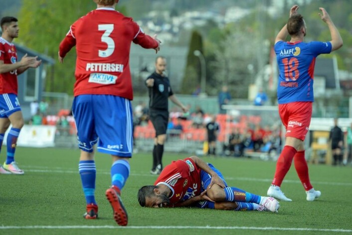 Skeids Mesut Can ble felt, og dommer Christian Moen peker på straffemerket. Tromsdalens Henrik Malde Breimyr er oppgitt over dommeres avgjørelse. Foto: Anders Vindegg Skeids Mesut Can ble felt, og dommer Christian Moen peker på straffemerket. Tromsdalens Henrik Malde Breimyr er oppgitt over dommeres avgjørelse. Foto: Anders Vindegg