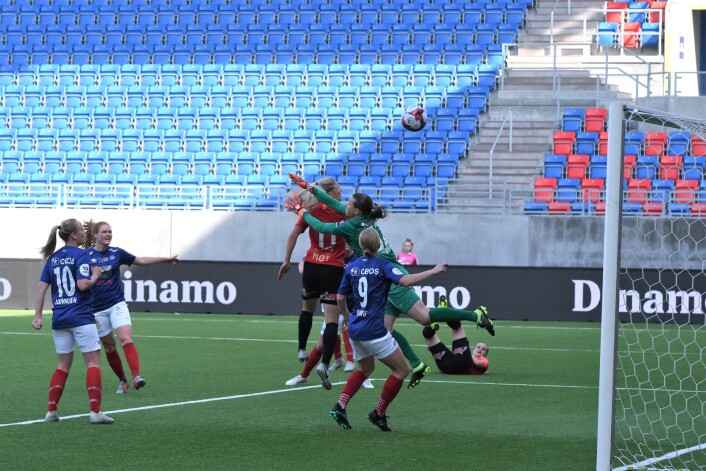 Arnar-Bjørnars Emilie Nautnes tror hun har gitt gjestene ledelsen etter corner. Men dommeren annullert for offside. Foto: Christian Boger Arnar-Bjørnars Emilie Nautnes tror hun har gitt gjestene ledelsen etter corner. Men dommeren annullert for offside. Foto: Christian Boger