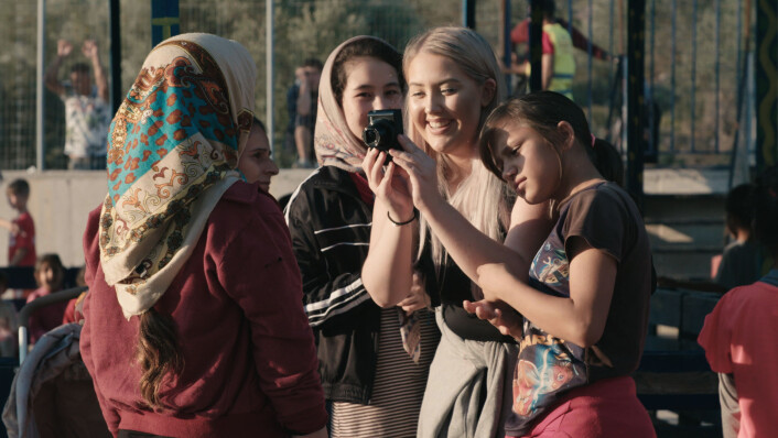 På Lesvos fikk Victoria Skau møte en annen virkelighet enn hjemme i Norge. Foto: Hacienda Film og Differ Media På Lesvos fikk Victoria Skau møte en annen virkelighet enn hjemme i Norge. Foto: Hacienda Film og Differ Media