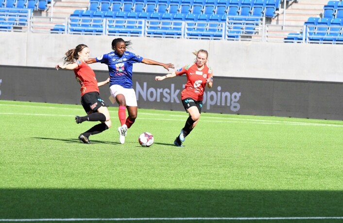Ajara Nchout Njoya har vært en frisk tilvekst til Vålerenga-stallen denne sesongen. Søndag stod hun bak mye av det oslojentene skapte offensivt. Foto: Christian Boger Ajara Nchout Njoya har vært en frisk tilvekst til Vålerenga-stallen denne sesongen. Søndag stod hun bak mye av det oslojentene skapte offensivt. Foto: Christian Boger