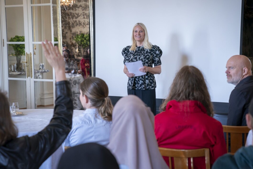 Kronprinsesse Mette-Marit sammen med osloelevene på Skaugum. Elevene kommer fra videregående skole på Stovner, Hellerud, Etterstad, Persbråten, Ullern og Rosenvilde, samt Oslo handelsgymnasium og Oslo katedralskole. Skrivekurset inngår som en del av kronprinsessens Bokbane. Foto: Heiko Junge / NTB scanpix Kronprinsesse Mette-Marit sammen med osloelevene på Skaugum. Elevene kommer fra videregående skole på Stovner, Hellerud, Etterstad, Persbråten, Ullern og Rosenvilde, samt Oslo handelsgymnasium og Oslo katedralskole. Skrivekurset inngår som en del av kronprinsessens Bokbane. Foto: Heiko Junge / NTB scanpix