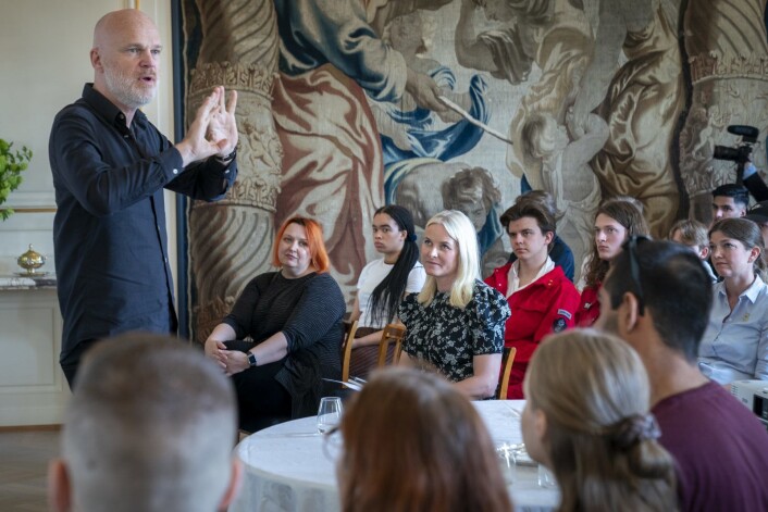 Kronprinsesse Mette-Marit (i midten) har invitert forfatterne Siri Pettersen og Arne Svingen (tv) til å lede et skrivekurs for osloungdom på Skaugum. Foto: Heiko Junge / NTB scanpix Kronprinsesse Mette-Marit (i midten) har invitert forfatterne Siri Pettersen og Arne Svingen (tv) til å lede et skrivekurs for osloungdom på Skaugum. Foto: Heiko Junge / NTB scanpix