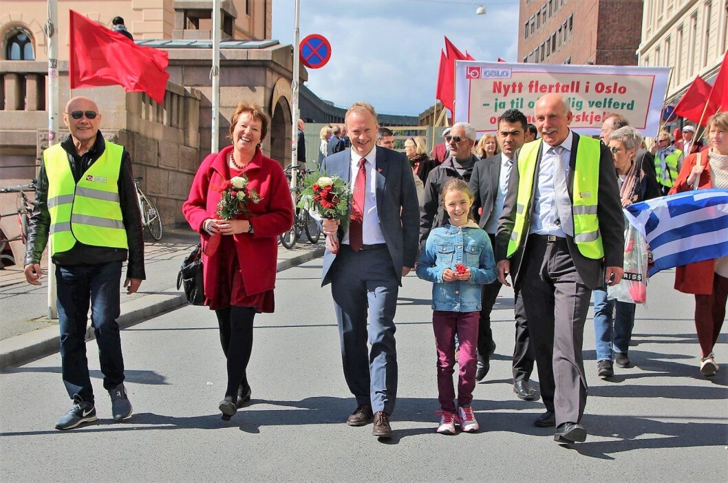 1. mai 2015 hadde Marianne Borgen (SV) og Raymond Johansen (Ap) startet valgkampen for å danne rødgrønt flertall i Oslo bystyre. Her går de to først i toget i 2015 med Rødts Olaf Svorstøl Sierraalta (ytterst til venstre) og togsjef Steinar Saghaug (til høyre) sammen med barnebarnet Mia. Foto: Jan Saghaug 1. mai 2015 hadde Marianne Borgen (SV) og Raymond Johansen (Ap) startet valgkampen for å danne rødgrønt flertall i Oslo bystyre. Her går de to først i toget i 2015 med Rødts Olaf Svorstøl Sierraalta (ytterst til venstre) og togsjef Steinar Saghaug (til høyre) sammen med barnebarnet Mia. Foto: Jan Saghaug