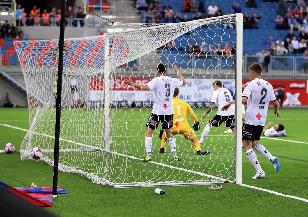 Her trer VIF-innbytter Aron Dønnum, skjult bak Odds forsvarere, inn 1-0 i det 93. minutt og sikrer tre uhyre viktige poeng for Vålerenga. Foto: André Kjernsli Her trer VIF-innbytter Aron Dønnum, skjult bak Odds forsvarere, inn 1-0 i det 93. minutt og sikrer tre uhyre viktige poeng for Vålerenga. Foto: André Kjernsli