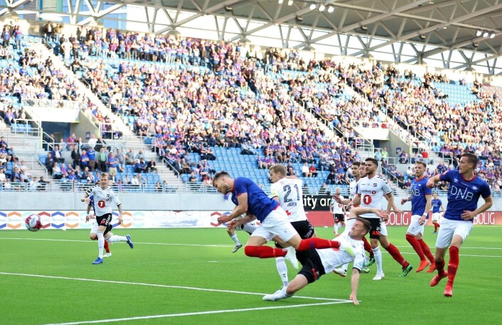 Vålerengas Matthías Vilhjálmsson scorer i det 18. minutt. Men målet annulleres for offside. Det ble likevel tre poeng etter at Aron Dønnum scoret på overtid. Foto: André Kjernsli Vålerengas Matthías Vilhjálmsson scorer i det 18. minutt. Men målet annulleres for offside. Det ble likevel tre poeng etter at Aron Dønnum scoret på overtid. Foto: André Kjernsli