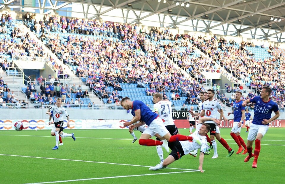 Vålerengas Matthías Vilhjálmsson scorer i det 18. minutt. Men målet annulleres for offside. Det ble likevel tre poeng etter at Aron Dønnum scoret på overtid. Foto: André Kjernsli