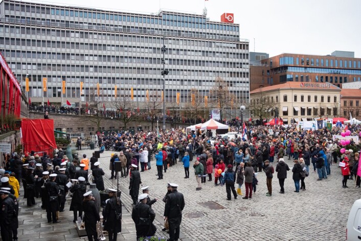 1. mai i fjor var kald og til tider våt i Oslo. I år er det meldt delvis skyet vær med 10 grader på morgenen, mens temperaturen stiger utover ettermiddagen. Foto: Fredrik Hagen / NTB scanpix 1. mai i fjor var kald og til tider våt i Oslo. I år er det meldt delvis skyet vær med 10 grader på morgenen, mens temperaturen stiger utover ettermiddagen. Foto: Fredrik Hagen / NTB scanpix