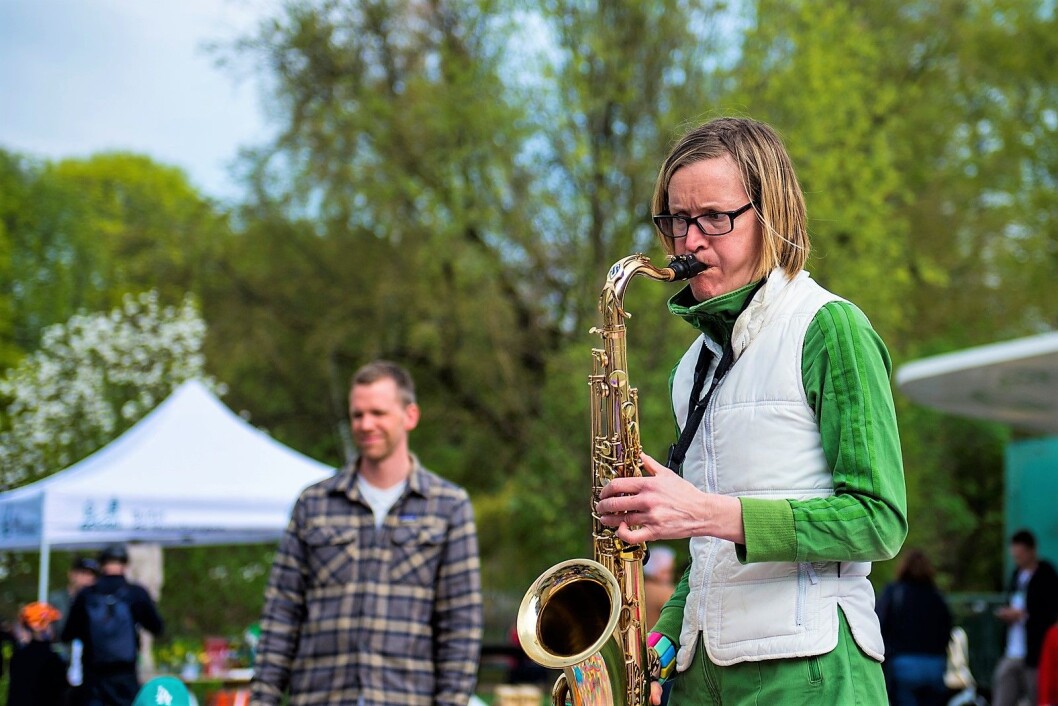 Frøy Aagre slo an tonen for nabolagsdagen med sin Grønn melodi. Foto: Morten Lauveng Jørgensen Frøy Aagre slo an tonen for nabolagsdagen med sin Grønn melodi. Foto: Morten Lauveng Jørgensen