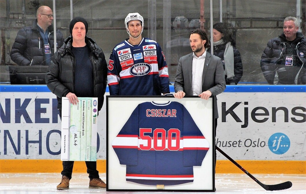 En rørt Brede Csiszar ble hedret for å ha spilt 500 kamper for Vålerenga. Nå skal VIF-veteranen være brannmann på heltid. Foto: André Kjernsli En rørt Brede Csiszar ble hedret for å ha spilt 500 kamper for Vålerenga. Nå skal VIF-veteranen være brannmann på heltid. Foto: André Kjernsli