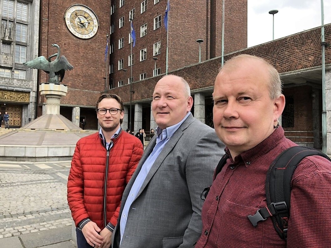 Forhandlingsdelegasjonen til Fagforbundet Oslo er godt fornøyde med resultatet. Fra venstre: Per Egil Johansen, Roger Dehlin og Stein Olav Ringen Foto: Bjørn Lodve Wikstrøm / Fagforbundet Oslo Forhandlingsdelegasjonen til Fagforbundet Oslo er godt fornøyde med resultatet. Fra venstre: Per Egil Johansen, Roger Dehlin og Stein Olav Ringen Foto: Bjørn Lodve Wikstrøm / Fagforbundet Oslo