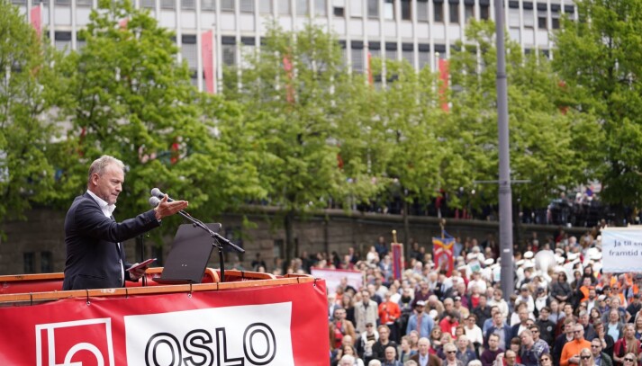 Raymond Johansen på Youngstorget i fjor. Over 10.000 deltok i 1. mai-markeringen Raymond Johansen på Youngstorget i fjor. Over 10.000 deltok i 1. mai-markeringen