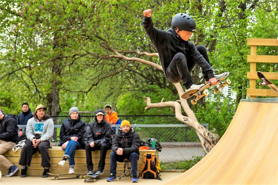 Adrian, en av de unge fryktløse skaterne, får anerkjennende blikk fra veteranene på sidelinja. Foto: Morten Lauveng Jørgensen Adrian, en av de unge fryktløse skaterne, får anerkjennende blikk fra veteranene på sidelinja. Foto: Morten Lauveng Jørgensen