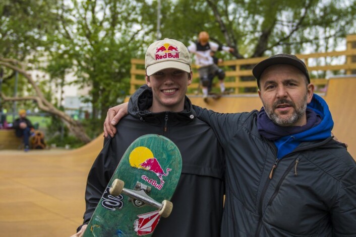 Norgesmester Mats Hatlem (t.v) er et forbilde for mange i skatingmiljøet i Oslo. Her er han sammen med Stian Linnes fra Oslo SkateboardForening ved åpningen på Marienlyst. Foto: Morten Lauveng Jørgensen Norgesmester Mats Hatlem (t.v) er et forbilde for mange i skatingmiljøet i Oslo. Her er han sammen med Stian Linnes fra Oslo SkateboardForening ved åpningen på Marienlyst. Foto: Morten Lauveng Jørgensen