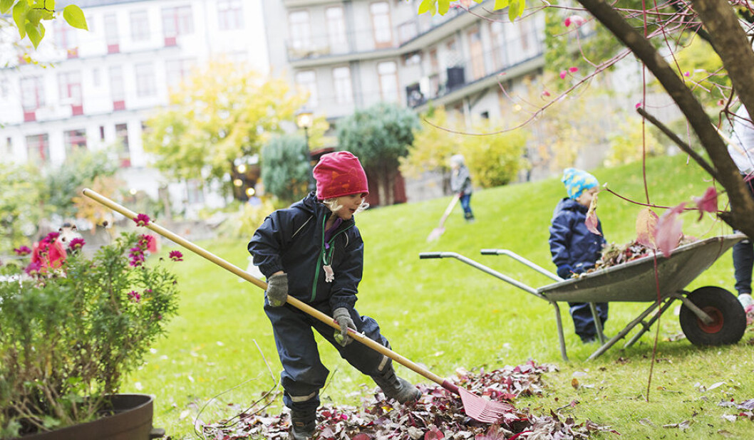Barna kan gjerne være med og ta tak på dugnaden de også. Det er stas. Foto: Nadia Frantsen Barna kan gjerne være med og ta tak på dugnaden de også. Det er stas. Foto: Nadia Frantsen