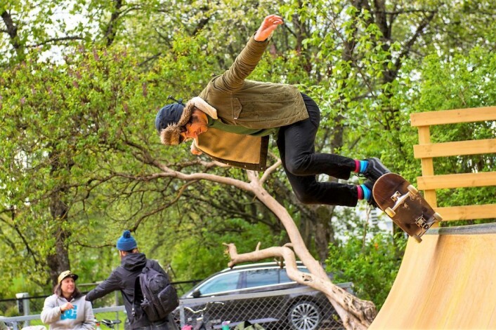 Skating blir aldri ren plankekjøring, selv for de som har skatet i mange år. Det finnes stadig nye ting å lære. Foto: Morten Lauveng Jørgensen Skating blir aldri ren plankekjøring, selv for de som har skatet i mange år. Det finnes stadig nye ting å lære. Foto: Morten Lauveng Jørgensen