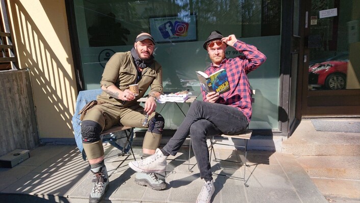Etter at Christian René Wold begynt å levere bøkene sine personlig, har det tatt helt av. Siden starten av påsken har han solgt og levert 80 bøker på døra til folk, med rollerblades under føttene. Foto: Privat Etter at Christian René Wold begynt å levere bøkene sine personlig, har det tatt helt av. Siden starten av påsken har han solgt og levert 80 bøker på døra til folk, med rollerblades under føttene. Foto: Privat