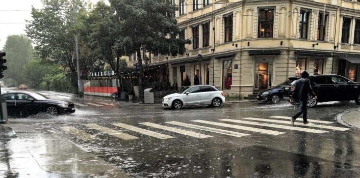 Oslo i regn. Er regnet varslet kan vi ta forhåndsregler og huske på paraply og godt fottøy. Foto: Line Barkved Oslo i regn. Er regnet varslet kan vi ta forhåndsregler og huske på paraply og godt fottøy. Foto: Line Barkved