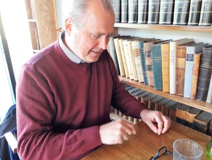 Professor emeritus Trond Iversen forklarer at det var buktninger på jetstrømmen av luft rundt jorda som gjorde at april ble varm, mens mai ble kald i Oslo. Foto: Anders Høilund Professor emeritus Trond Iversen forklarer at det var buktninger på jetstrømmen av luft rundt jorda som gjorde at april ble varm, mens mai ble kald i Oslo. Foto: Anders Høilund