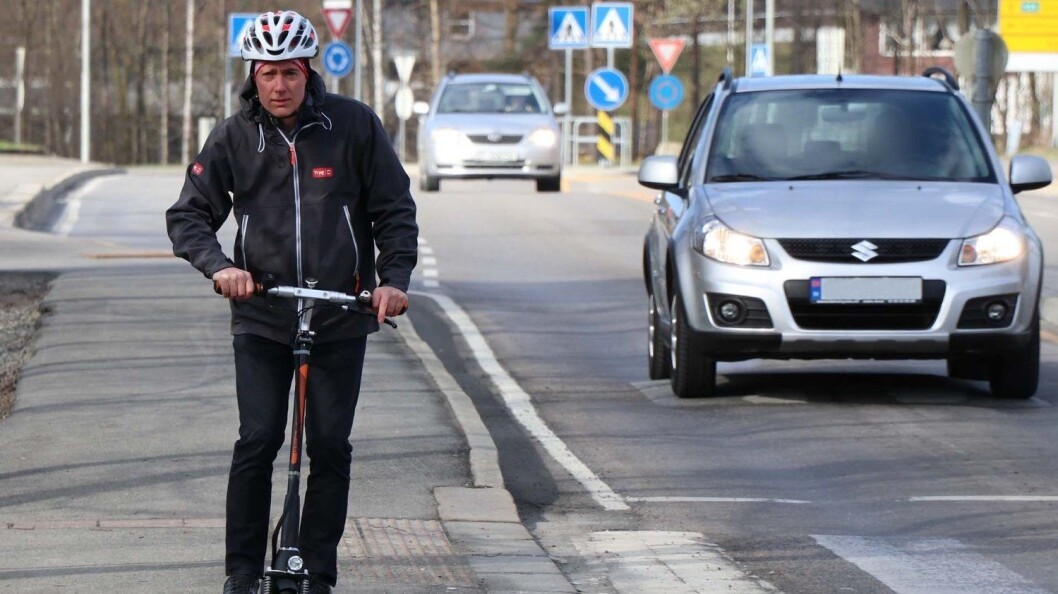 Ekspert på forebygging i Tryg Forsikring, Øyvind Setnes, kjører selv elektrisk sparkesykkel. Han frykter flere ulykker i tiden som kommer. Foto: Tryg Forsikring Ekspert på forebygging i Tryg Forsikring, Øyvind Setnes, kjører selv elektrisk sparkesykkel. Han frykter flere ulykker i tiden som kommer. Foto: Tryg Forsikring