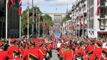 Barnetoget 17. mai langs Karl Johan. Foto: Ruter Barnetoget 17. mai langs Karl Johan. Foto: Ruter